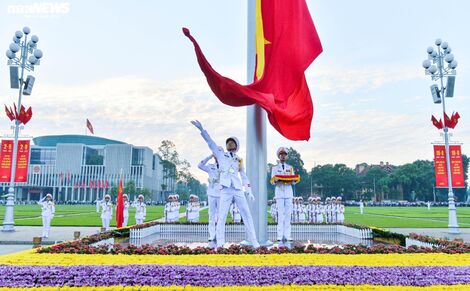 Thiêng liêng hai tiếng Việt Nam