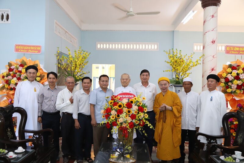 Lãnh đạo tỉnh thăm chúc mừng 100 năm hoằng khai Đại đạo Cao Đài