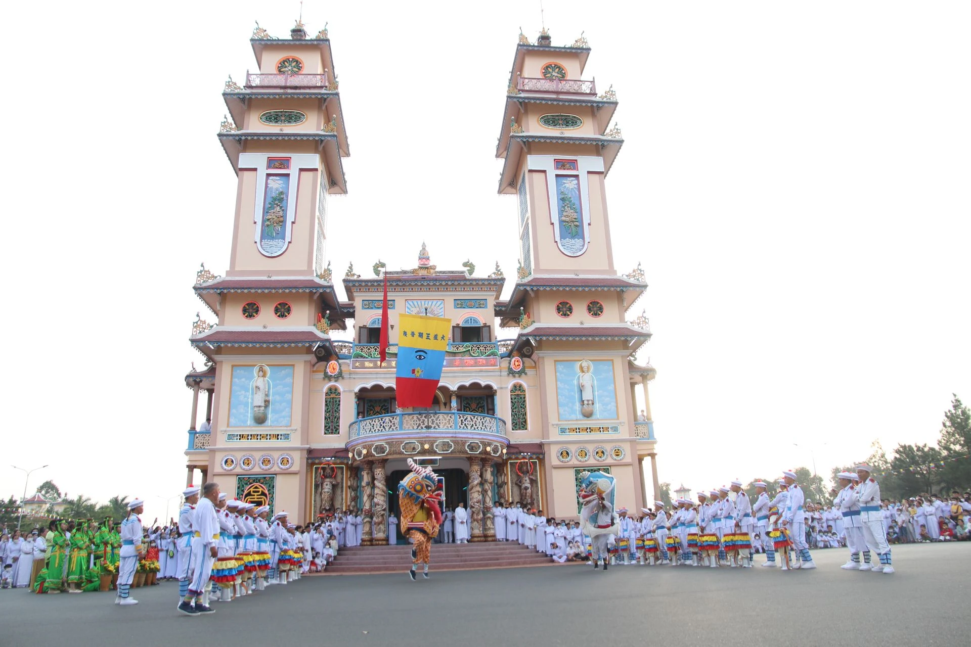 Múa lân trước Toà thánh Cao Ðài Tây Ninh vào dịp Rằm tháng 10 âm lịch, năm 2023.