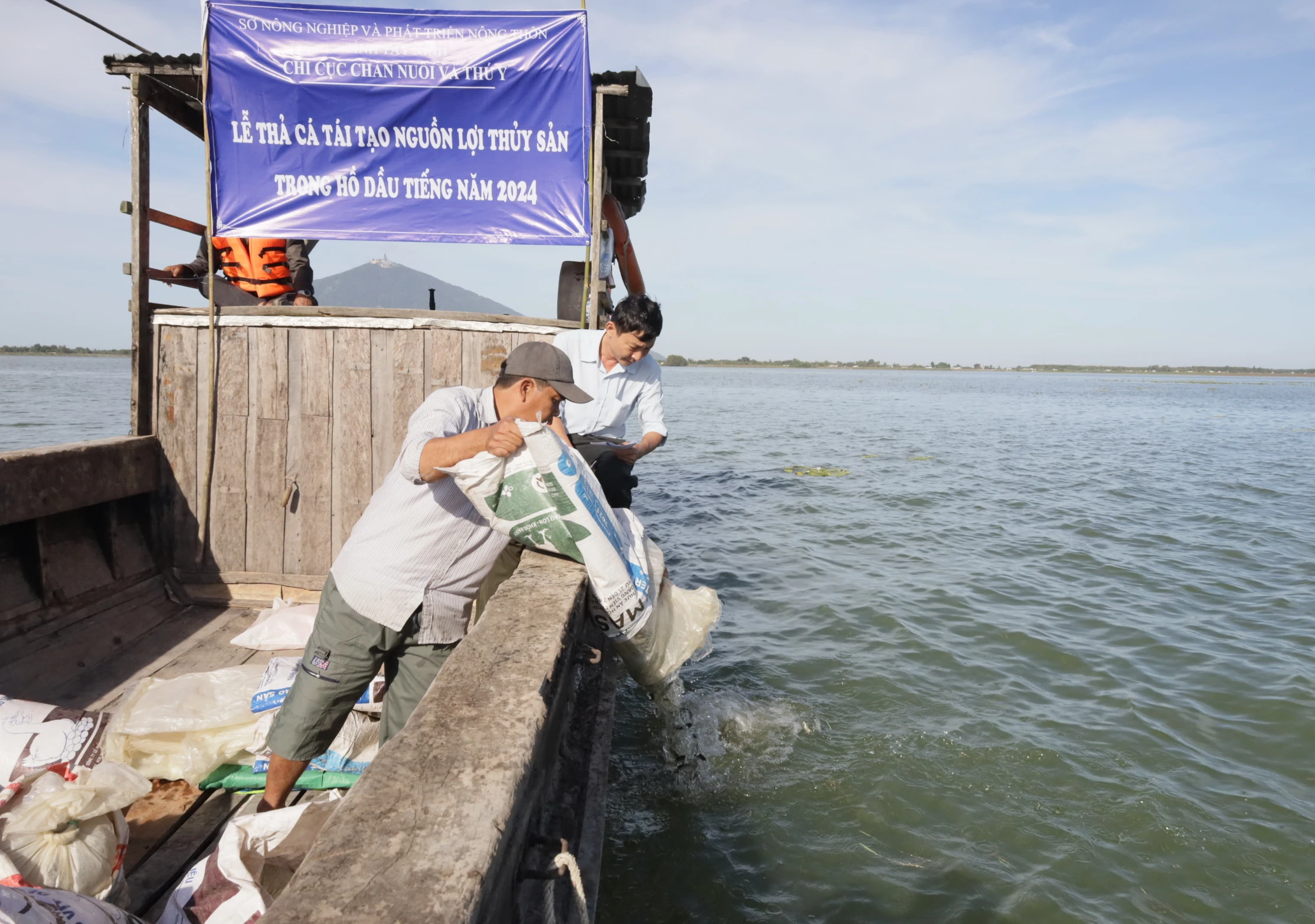 Chi cục Chăn nuôi và Thú y tỉnh thả cá giống bổ sung cho hồ Dầu Tiếng.