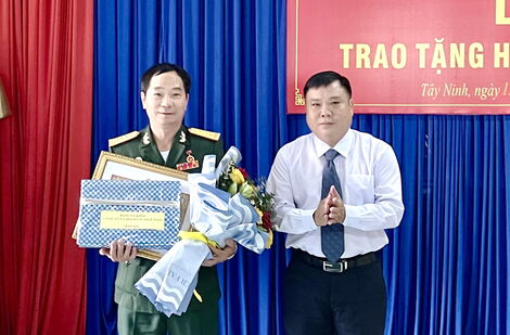 Bí thư Đảng uỷ Khối Cơ quan và Doanh nghiệp tỉnh: Trao Huy hiệu 40 năm tuổi Đảng cho đảng viên