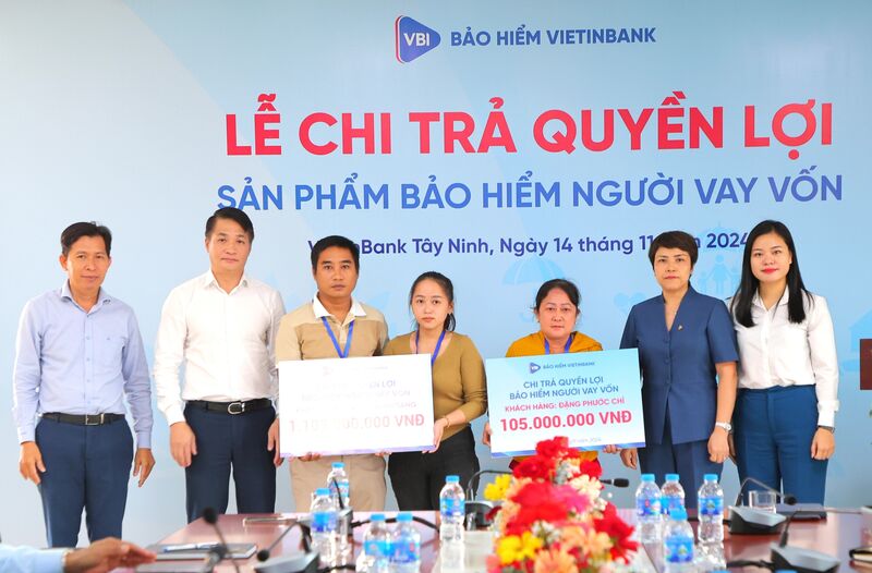 Chi trả hơn 1,2 tỷ đồng quyền lợi bảo hiểm vay vốn