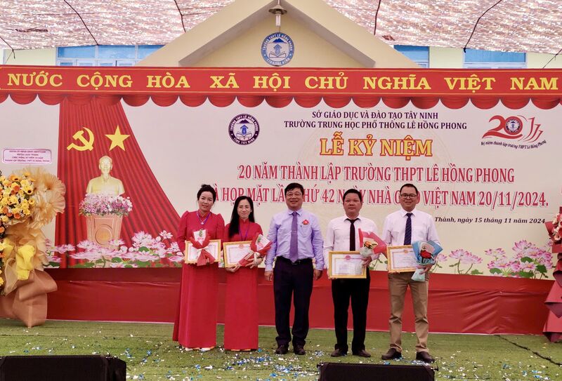 Trường THPT Lê Hồng Phong kỷ niệm 20 năm thành lập