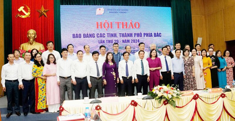 Phát huy vai trò của báo chí trong đấu tranh phòng, chống tham nhũng, tiêu cực hiện nay