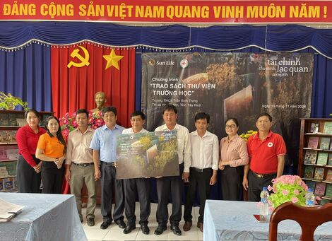 Hoà Thành: Tặng sách cho thư viện Trường THCS Trần Bình Trọng