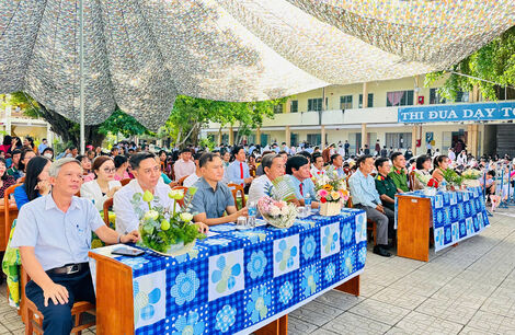 Đoàn lãnh đạo huyện Tân Biên đến chúc mừng và dự Họp mặt kỷ niệm 42 năm Ngày Nhà giáo Việt Nam (20.11.1982 - 20.11.2024) Trường THPT Trần Phú (huyện Tân Biên) và trường THPT Lương Thế Vinh.