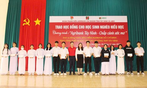 Ngày 20.11, Ngân hàng Nông nghiệp và Phát triển nông thôn chi nhánh Tây Ninh (Agribank) phối hợp với Công ty cổ phần Bảo hiểm Agribank - Chi nhánh TP. Hồ Chí Minh (ABIC) tổ chức trao học bổng cho học sinh nghèo hiếu học và tặng trang thiết bị học tập cho trường THPT Tây Ninh.