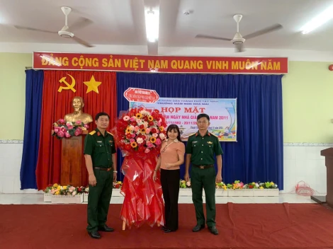 Ban Chỉ huy Trung đoàn 174 chúc thầy, cô giáo, người lao động đang công tác, làm việc tại Sở Giáo dục và Đào tạo, các trường luôn mạnh khỏe, yêu nghề, hoàn thành tốt hơn nhiệm vụ được giao