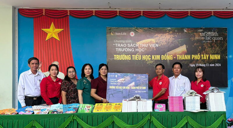 Sun Life trao sách cho thư viện trường học tại tỉnh Tây Ninh