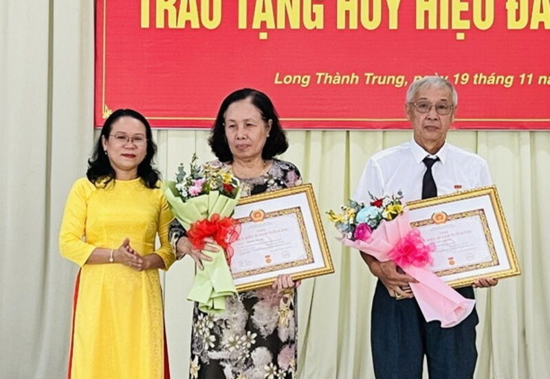 Hoà Thành: Trao tặng Huy hiệu 45 và 40 năm tuổi Đảng