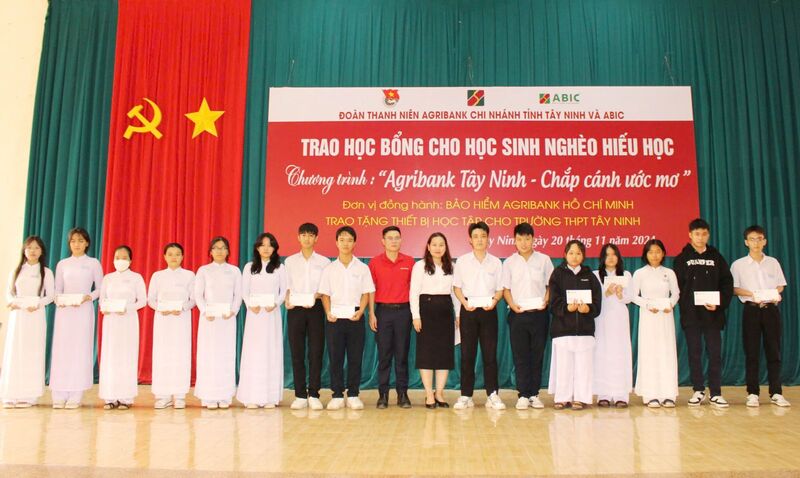 Agribank Tây Ninh: Trao tặng học bổng “Chắp cánh ước mơ” cho học sinh trường THPT Tây Ninh