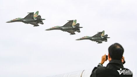 Người dân Hà Nội đổ ra đường xem tiêm kích Su-30MK2, trực thăng Mi luyện tập