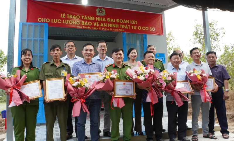 Trao tặng nhà đại đoàn kết cho lực lượng tham gia bảo vệ an ninh trật tự ở cơ sở