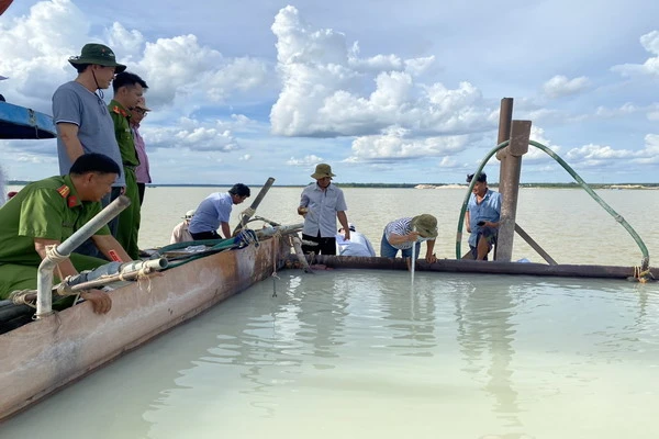 Theo dõi, quản lý chặt hoạt động khai thác cát trên địa bàn tỉnh