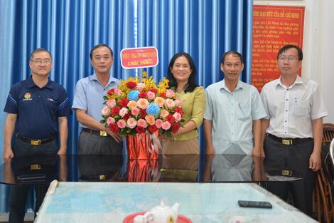 Lãnh đạo Huyện uỷ Tân Châu thăm Hội Cựu chiến binh nhân ngày truyền thống