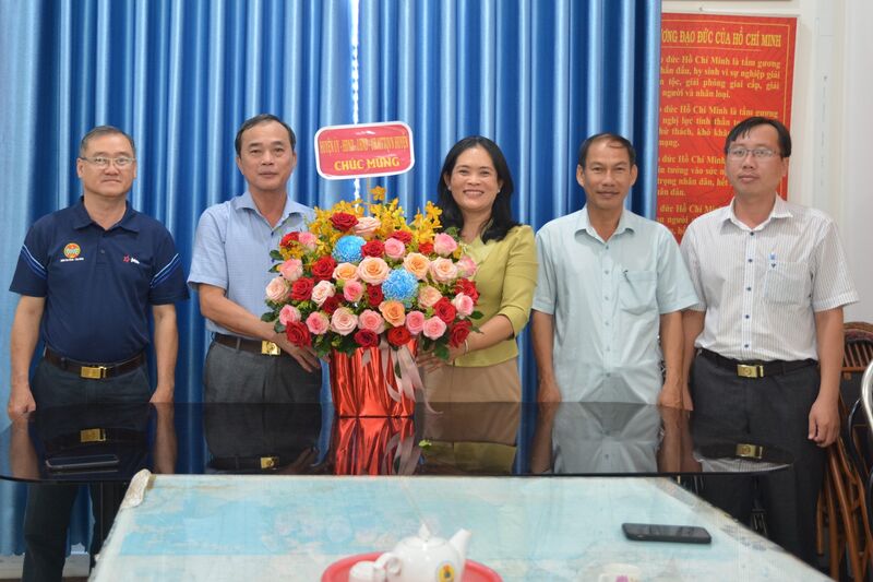 Lãnh đạo Huyện uỷ Tân Châu thăm Hội Cựu chiến binh nhân ngày truyền thống