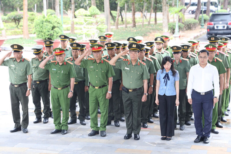 Trung tướng Lê Tấn Tới dâng hương tại Khu di tích lịch sử Quốc gia Ban An ninh Trung ương cục miền Nam