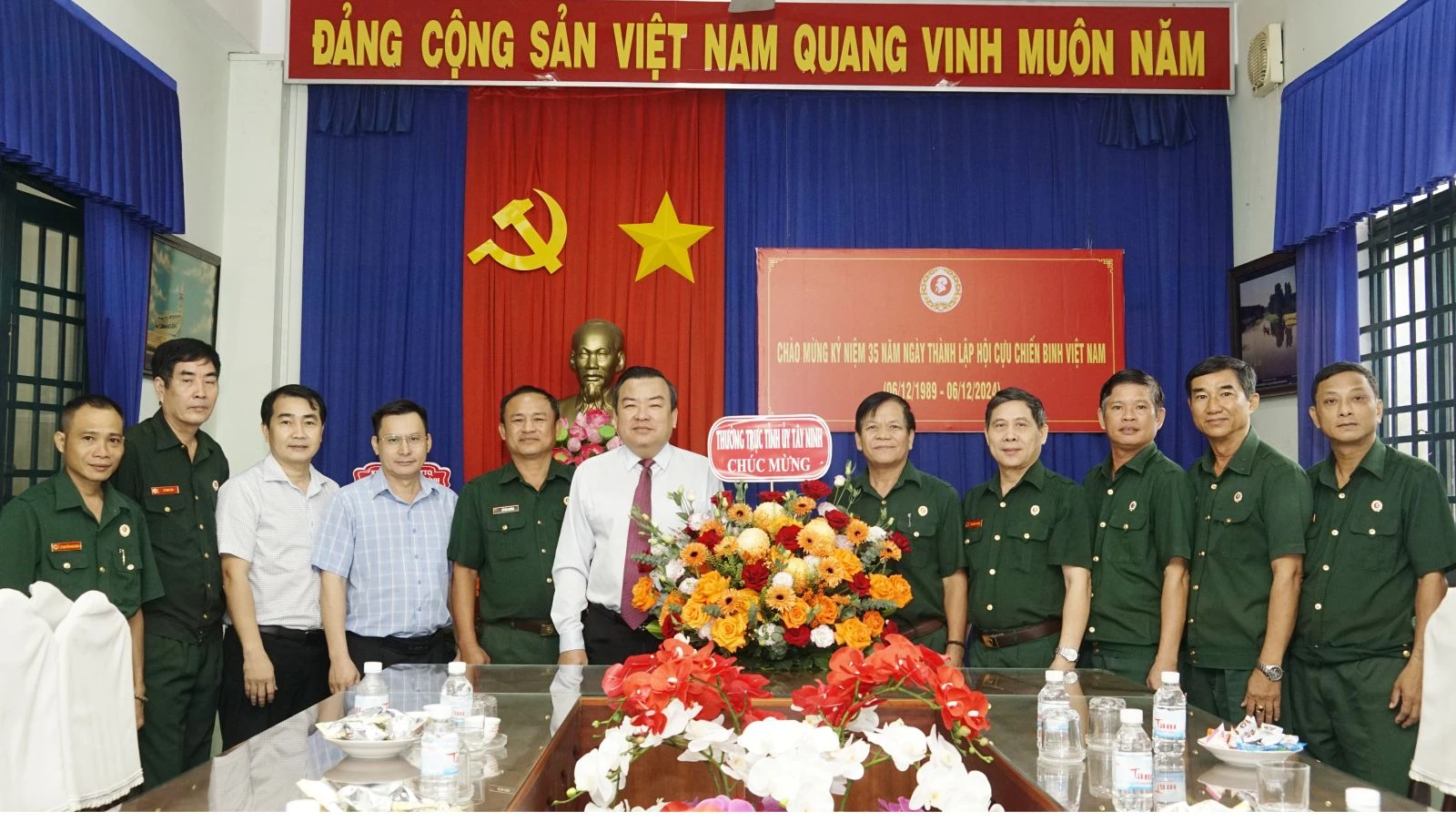 Phó Bí thư Thường trực Tỉnh uỷ Phạm Hùng Thái và lãnh đạo Văn phòng Tỉnh uỷ, Ban Dân vận Tỉnh uỷ tặng hoa, chụp hình lưu niệm với lãnh đạo, nhân viên Hội CCB tỉnh.