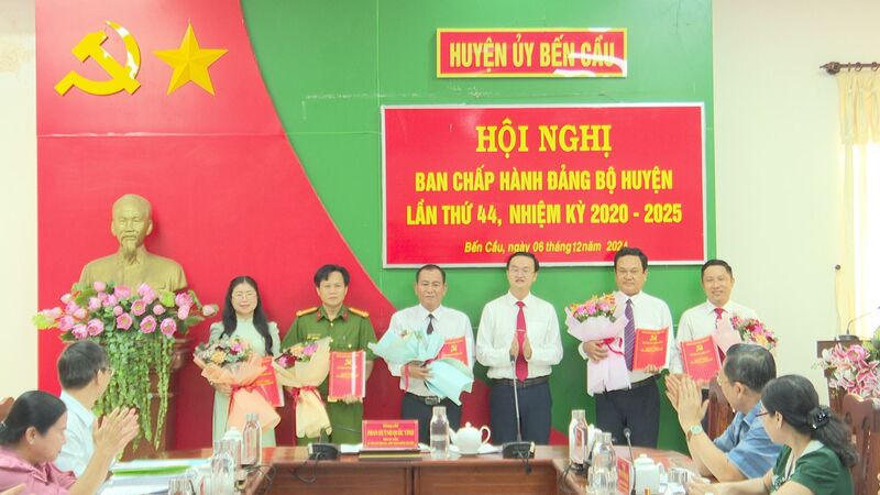 Bến Cầu: Công bố và trao các Quyết định chỉ định bổ sung 5 Uỷ viên Ban Chấp hành Đảng bộ huyện