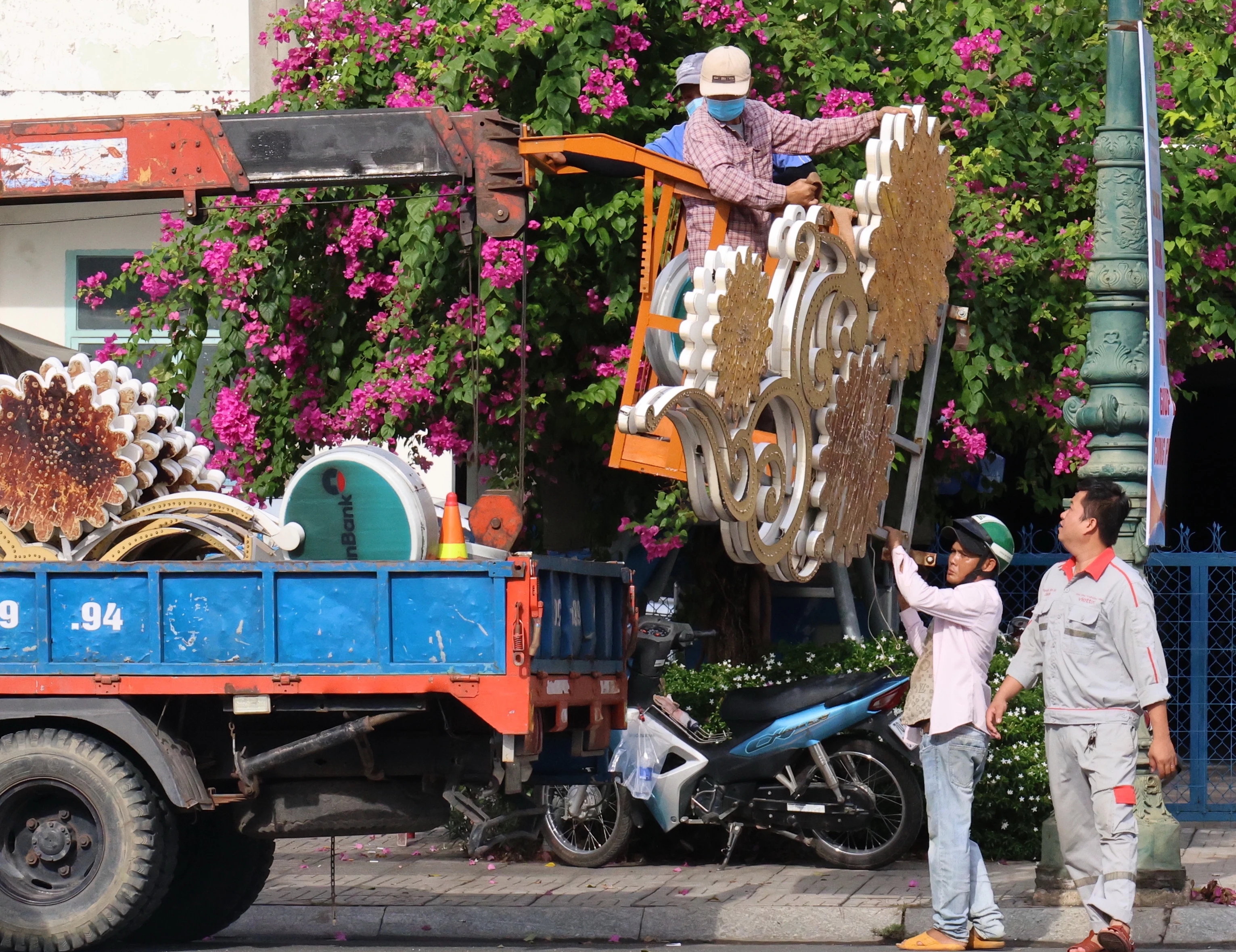 Công nhân khẩn trương lắp đặt hệ thống đèn trang trí.