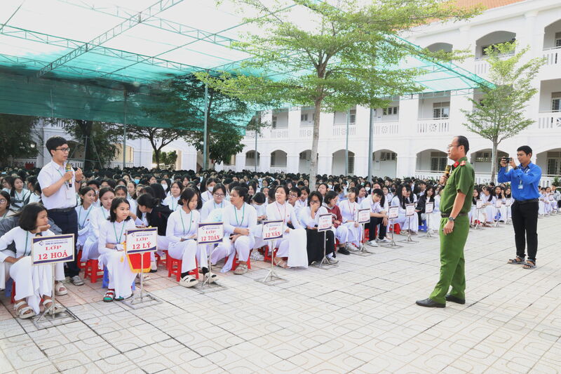 Tuyên truyền tác hại ma túy cho học sinh trường THPT chuyên Hoàng Lê Kha