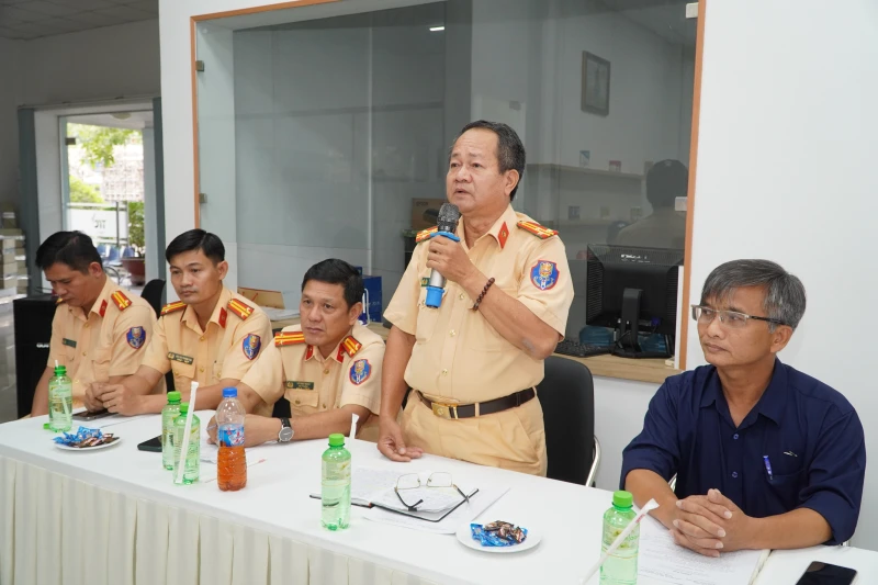 Công an Tây Ninh tuyên truyền pháp luật an toàn giao thông cho tài xế chở mía