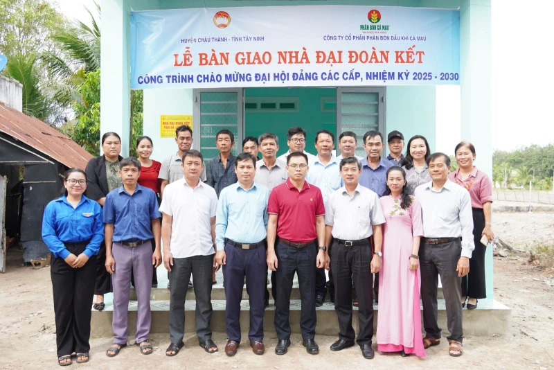 Châu Thành: Trao tặng 3 căn nhà Đại đoàn kết cho hộ nghèo