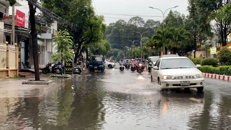 Xử lý nghiêm các trường hợp có những hành vi lấn chiếm diện tích kênh mương, che chắn miệng hố ga