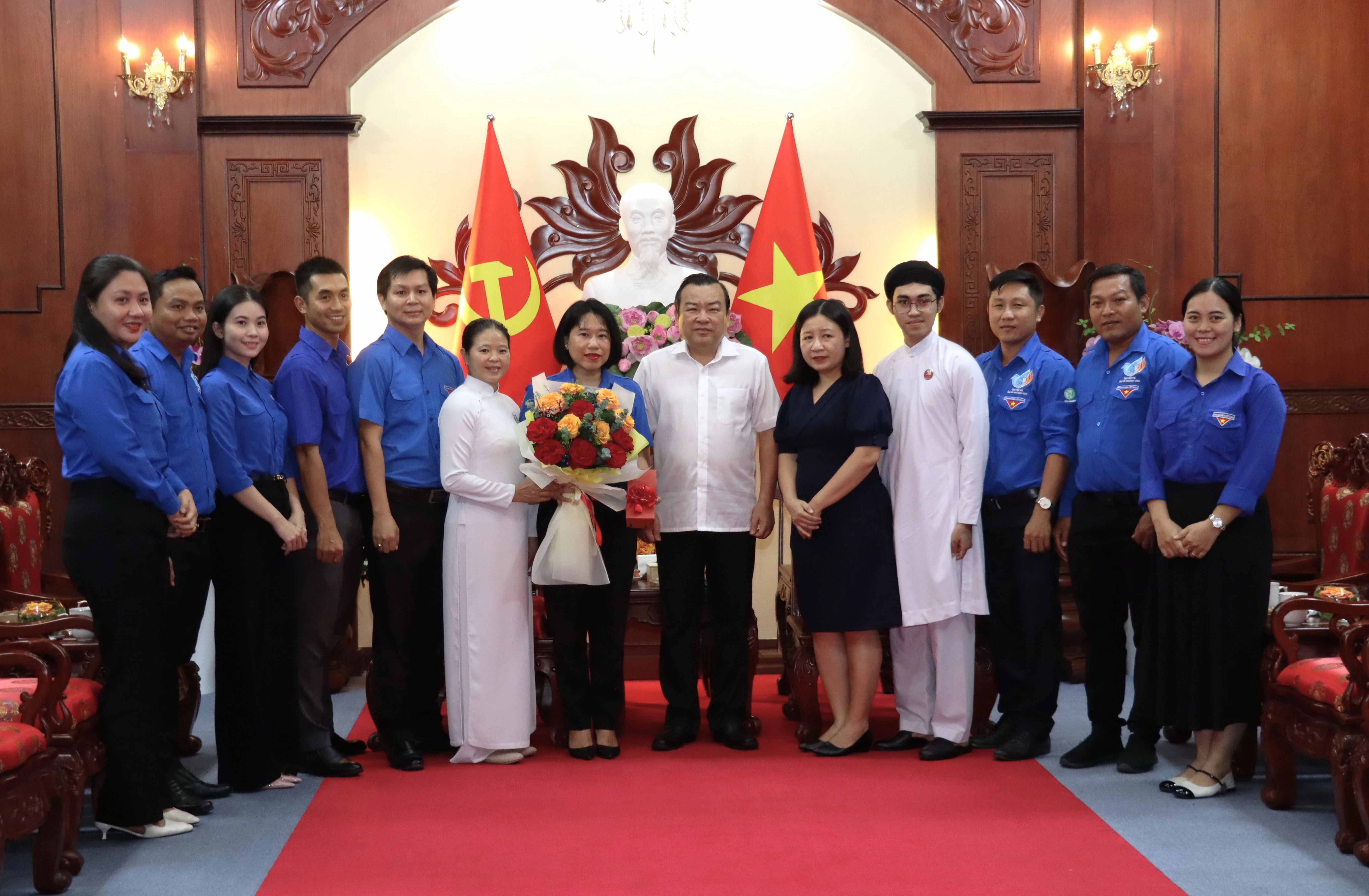 Ông Phạm Hùng Thái- Phó Bí thư Thường trực Tỉnh uỷ, Trưởng Đoàn đại biểu Quốc hội tỉnh tặng hoa và quà cho đoàn đại biểu.