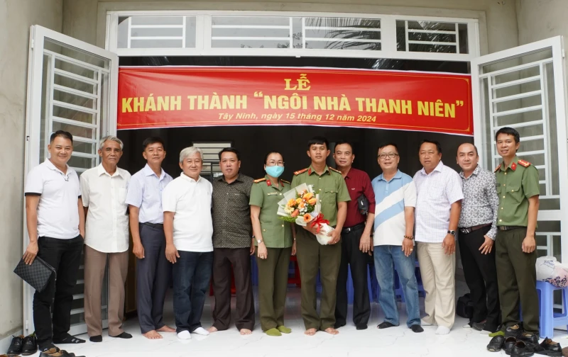 Trao tặng “Ngôi nhà thanh niên” cho đoàn viên có hoàn cảnh khó khăn