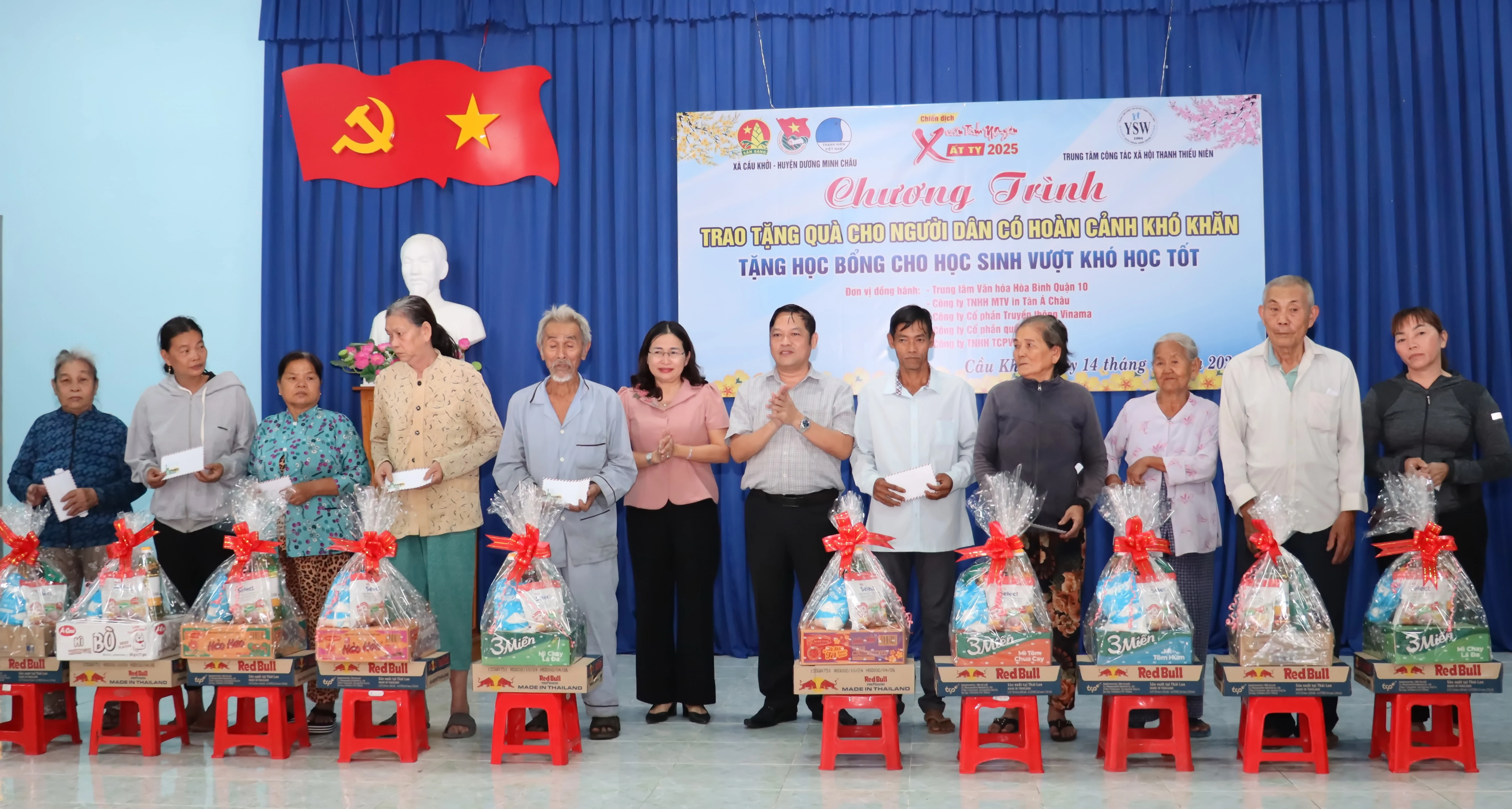 Ðại diện lãnh đạo huyện Dương Minh Châu và nhà tài trợ trao tặng quà tết cho người dân có hoàn cảnh khó khăn.