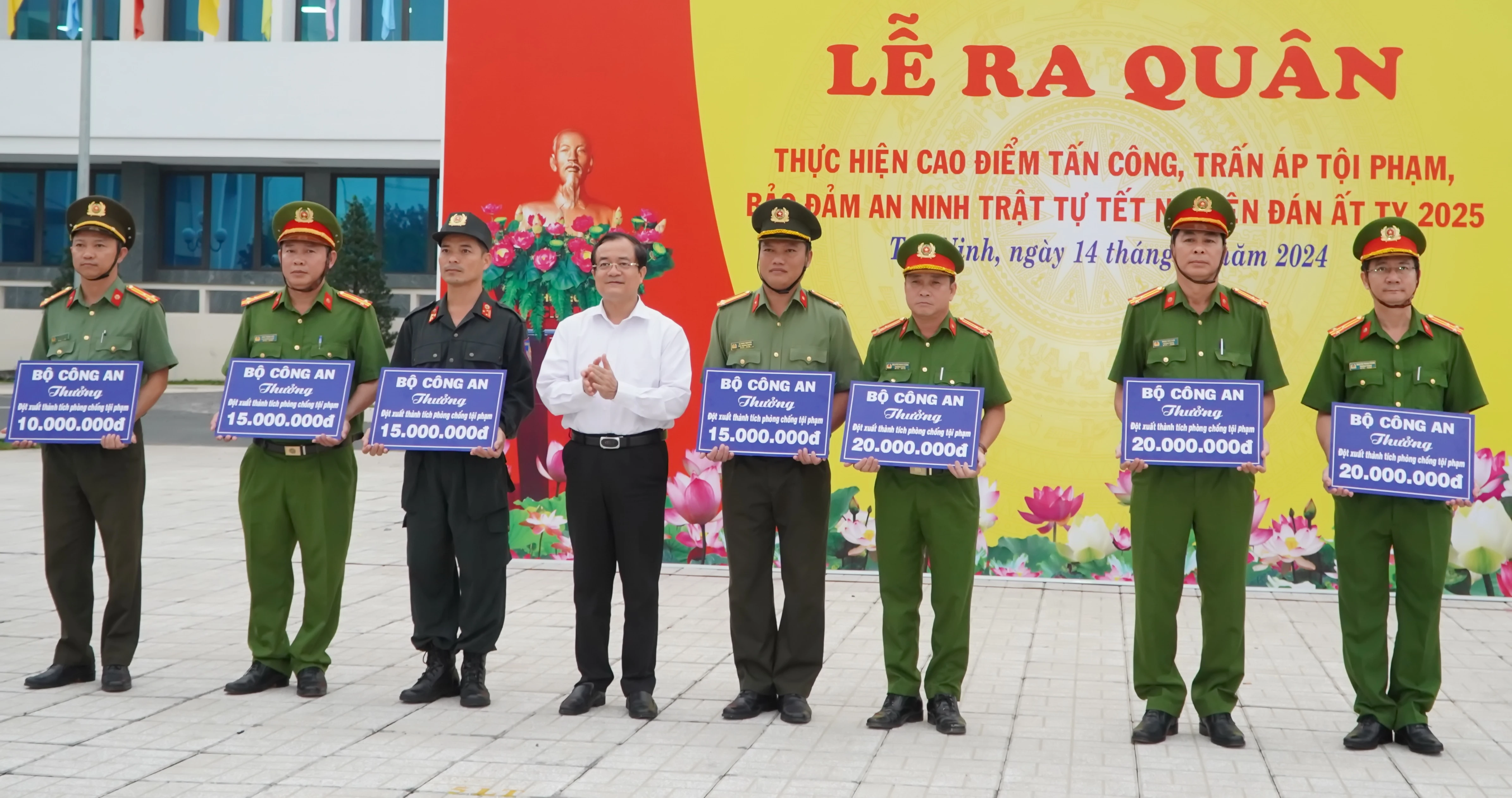 Ông Nguyễn Hồng Thanh- Uỷ viên Ban Thường vụ Tỉnh uỷ, Phó Chủ tịch Thường trực UBND tỉnh, Trưởng Ban Chỉ đạo 138 tỉnh trao thưởng cho các tập thể, đơn vị, cá nhân có thành tích xuất sắc trong đấu tranh phòng, chống tội phạm.