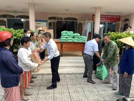 Phường 2, thành phố Tây Ninh: Trao quà cho hộ có hoàn cảnh khó khăn