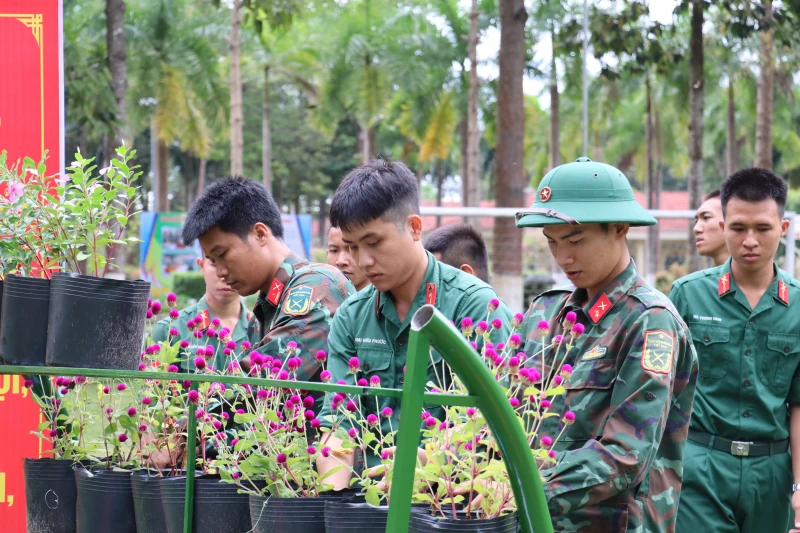 Tuổi trẻ lực lượng vũ trang tổ chức hoạt động thiết thực chào mừng ngày lễ lớn