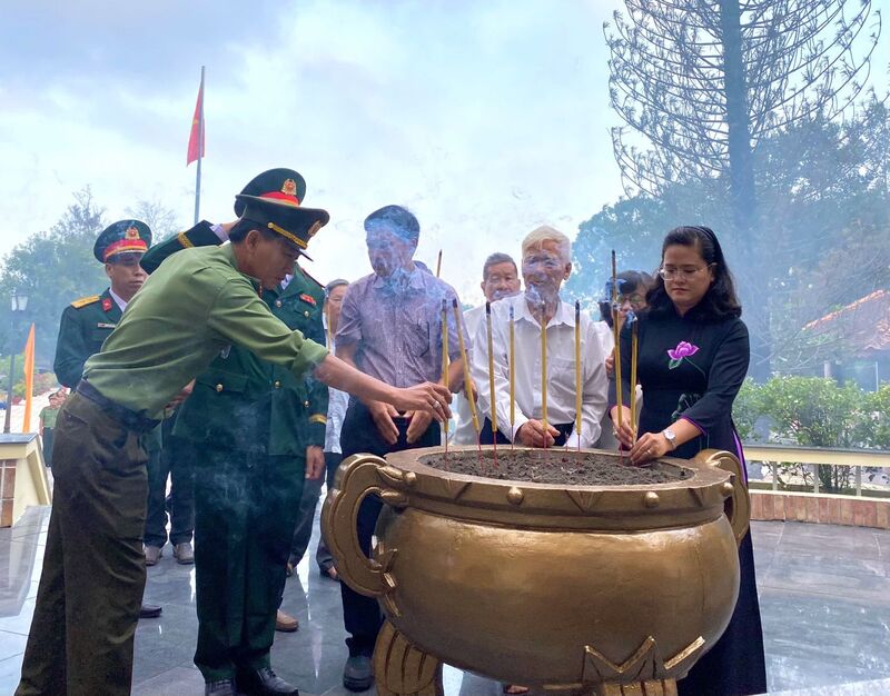 Trảng Bàng: Viếng nghĩa trang liệt sĩ nhân kỷ niệm 80 năm ngày thành lập Quân đội Nhân dân Việt Nam