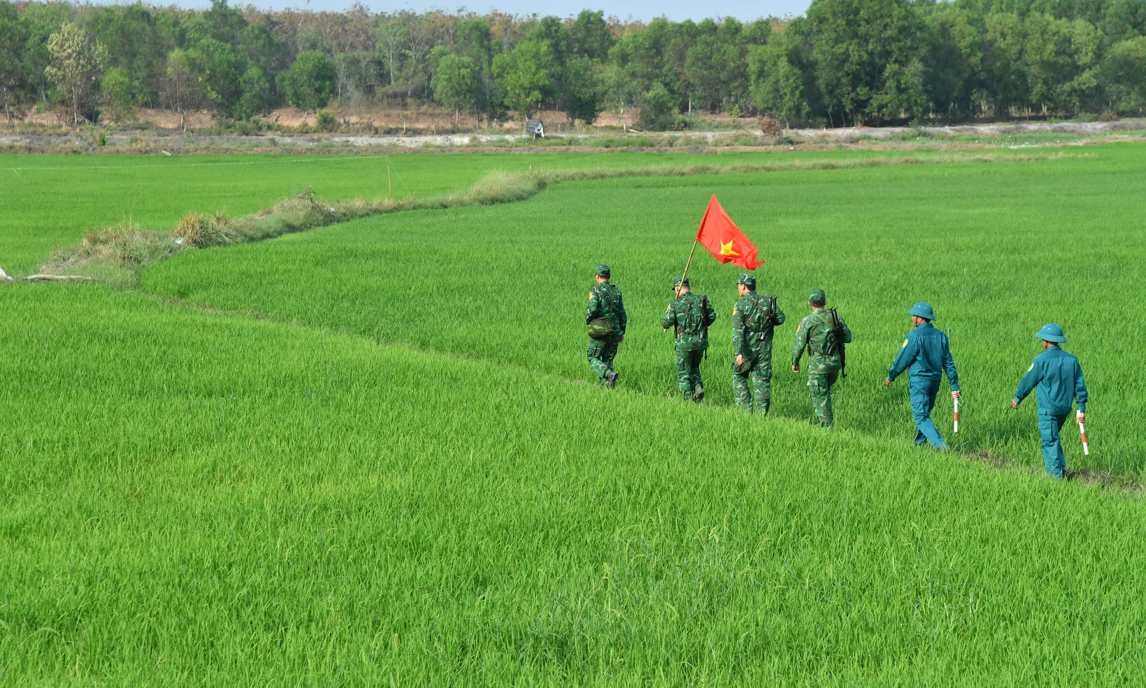 Các chiến sĩ Ðồn Biên phòng cửa khẩu Phước Tân phối hợp cùng dân quân xã Hoà Hội tuần tra biên giới.