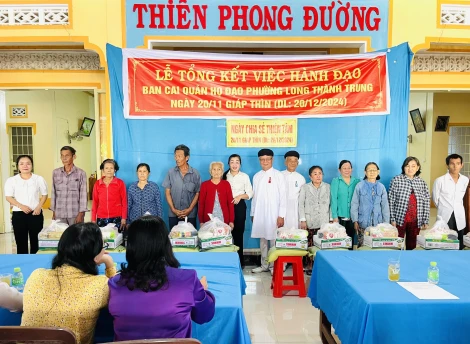 Ban Cai quản họ đạo phường Long Thành Trung trao tặng 300 phần quà cho hộ nghèo