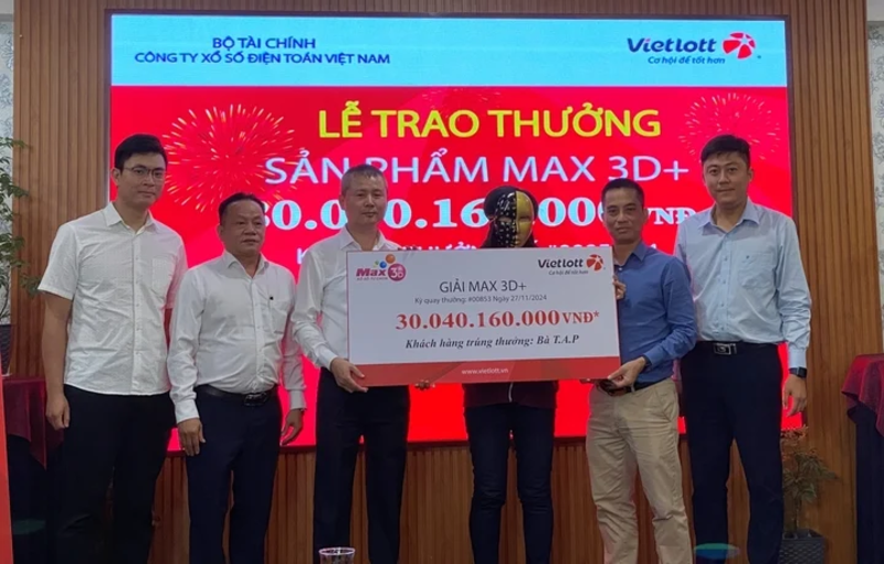 Người phụ nữ ở TP.HCM trúng cùng lúc 30 giải đặc biệt Vietlott