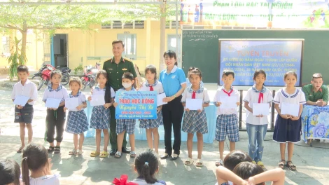 Bến Cầu: Tuyên truyền kỷ niệm ngày thành lập QĐND Việt Nam, trao tặng học bổng cho học sinh