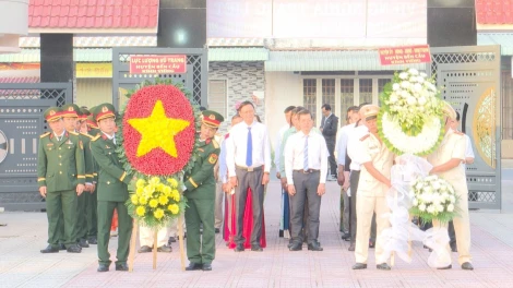 Bến Cầu: Viếng Nghĩa trang liệt sĩ nhân kỷ niệm 80 năm Ngày thành lập Quân đội nhân dân Việt Nam