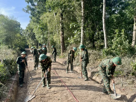 Gò Dầu: Ban Chỉ đạo công tác vận động quần chúng huyện thăm, tặng quà lực lượng làm công tác dân vận