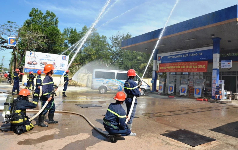 Công an Tân Châu: Thực tập phương án chữa cháy tại Cửa hàng xăng dầu số 68