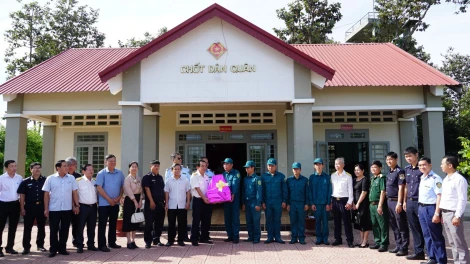 Khối thi đua các Cơ quan Trung ương thăm, tặng quà cán bộ, chiến sĩ vùng biên