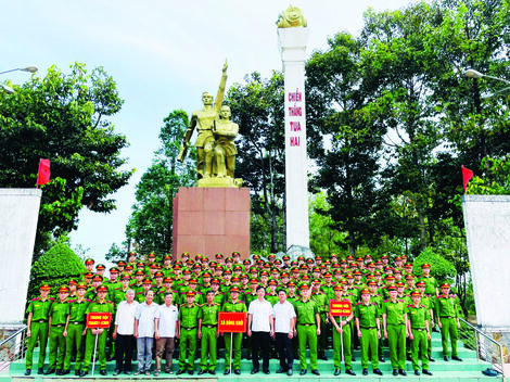 Với phương châm đi thực tế “cùng ăn, cùng ở, cùng làm” với người dân, học viên Trường cao đẳng Cảnh sát nhân dân II đã chung tay làm nhiều hoạt động, cụ thể, thiết thực...