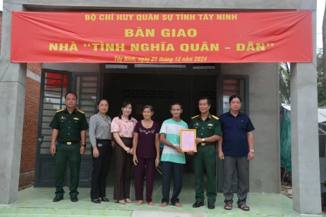 Bàn giao nhà tình nghĩa quân - dân tại huyện Châu Thành