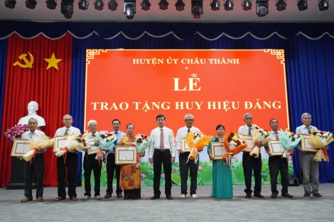 Huyện uỷ Châu Thành: Trao Huy hiệu Đảng cho 19 đảng viên