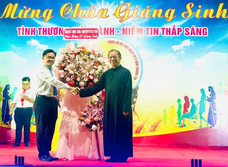 Phó Bí thư Thường trực Thành uỷ Nguyễn Thanh Cường chúc mừng lễ Giáng sinh tại Giáo xứ Tây Ninh