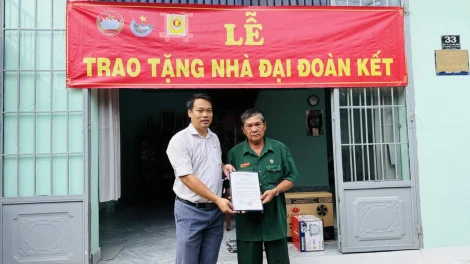 Sáng 26.12, UBND Phường IV (thành phố Tây Ninh) phối hợp Uỷ ban MTTQVN và các đoàn thể chính trị - xã hội phường tổ chức trao nhà Đại đoàn kết cho hộ có hoàn cảnh khó khăn về nhà ở trên địa bàn.