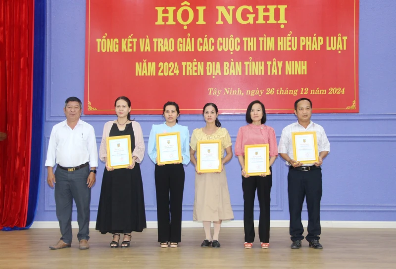 Trao giải các cuộc thi tìm hiểu pháp luật năm 2024