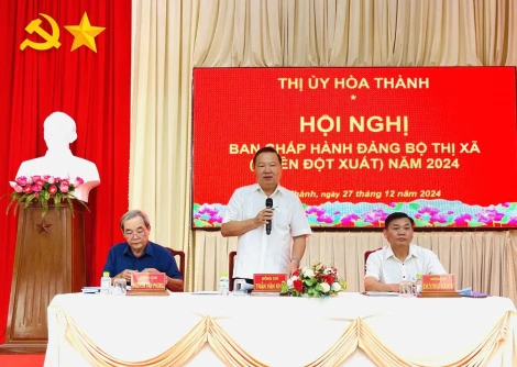 Hội nghị lấy ý kiến dự thảo báo cáo chính trị Ban Chấp hành Đảng bộ thị xã Hoà Thành khóa XII